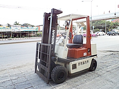 ขายรถยกนิสสัน 2.3 ตัน (รุ่นใหม่-ทรงเล็ก) เครื่องเบนซิน  กระบอกคู่ เสาสูง 3 เมตร   พวงมาลัยเพาเว่อร์  สีเดิมจากนอก นำเข้าจากญี่ปุ่น ใช้งานได้ทันที