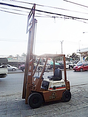 ขายรถยกโคมัสสึ 1 ตัน รุ่น14  เครื่องเบนซิน  กระบอกคู่  เสาสูง 3 เมตร ยางตันใหม่ 4 ล้อ  พวงมาลัยเพาเว่อร์  สีเดิมจากนอก นำเข้าจากญี่ปุ่น ใช้งานได้ทันที