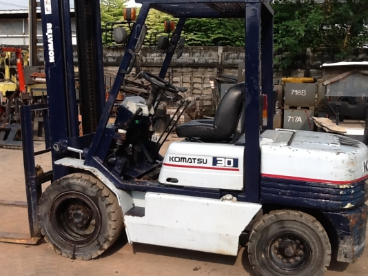 รถยกโคมัสสึรุ่น 11 น้ำหนักยก 3 ตัน เครื่องดีเซล เกียร์ธรรมดา เสาสูง 5 เมตร