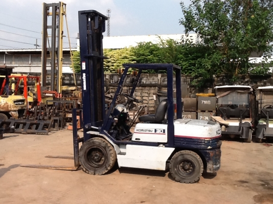 รถยกโคมัสสึรุ่น 11 น้ำหนักยก 3 ตัน เครื่องดีเซล เกียร์ธรรมดา เสาสูง 5 เมตร