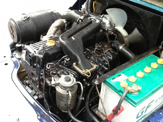 รถยกโคมัสสึรุ่น 12 เสาสูง 3 เมตร เข้าตู้ เครื่องดีเซลเกียร์ธรรมดา