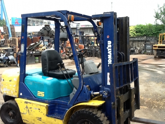 รถยกโคมัสสึรุ่น 12 เสาสูง 3 เมตร เข้าตู้ เครื่องดีเซลเกียร์ธรรมดา