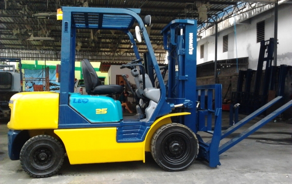 ขายรถยกโฟร์คลิฟท์งา(ฮิ้งฟอร์ค)กระดกได้KOMATSUรุ่นใหม่FD25-12รับประกัน6เดือนราคา390000บาทขายด่วน