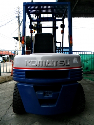 ขายรถยกด่วนKOMATSU:FD25-11รับประกัน3เดือนราคา260000บาท 2.5ตันนเสา3เมตร