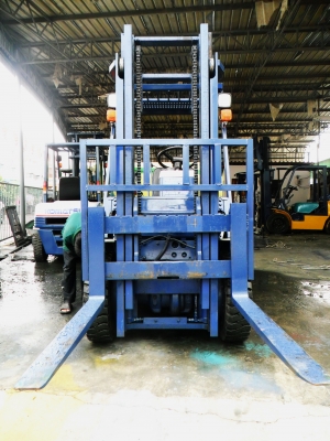 ขายรถยกด่วนKOMATSU:FD25-11รับประกัน3เดือนราคา260000บาท 2.5ตันนเสา3เมตร