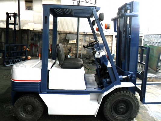 ขายรถยกด่วนKOMATSU:FD25-11รับประกัน3เดือนราคา260000บาท 2.5ตันนเสา3เมตร