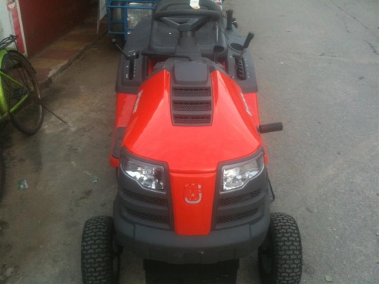 ขายรถตัดหญ้านั่งขับ 17.5 HP  USA. ตัดไว ประหยัดน้ำมัน มีกล่องเก็บ หญ้า