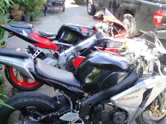 ขายแพ็คคู่ ครับ cbr400 ทะเบียนแท้ แฟริ่ง 1,000rr สี เทา-ดำ cbr400ทะเบียนแท้ สี แดง-ดำ แฟริ่งแต่ ราคาเบา เพียง 145,000 สนใจ ติดต่อ 0853155295