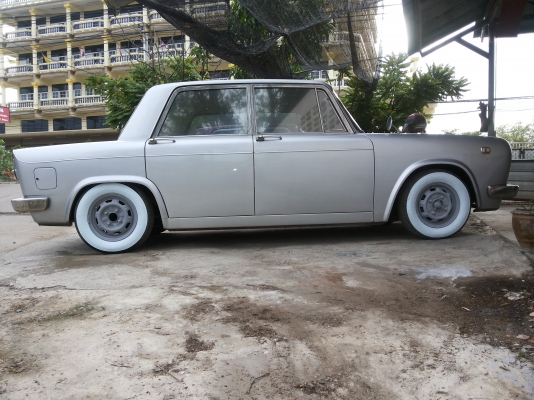 ขายรถแลนเซียรฟูเวียรถูกๆหน่อยครับรถขับได้ 4 ประตู