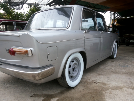 ขายรถแลนเซียรฟูเวียรถูกๆหน่อยครับรถขับได้ 4 ประตู