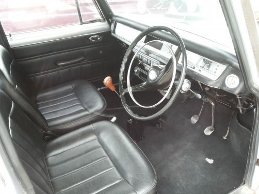 ขายรถแลนเซียรฟูเวียรถูกๆหน่อยครับรถขับได้ 4 ประตู