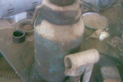 แม่แรงของนอกเก่าเก็บพร้อมใช้ครับสภาพพร้อมใช้งานครับเป็นของนอก 100 เปอร์เซนต์ครับสภาพเดิมๆครับไม่มีดัดแปลง  เก่าเก็บกว่า 30  ปีครับ  มีหูหิ้ว  น่าสะสมครับราคานี้คุ้มครับใช้ยาวครับรุ่นนี้