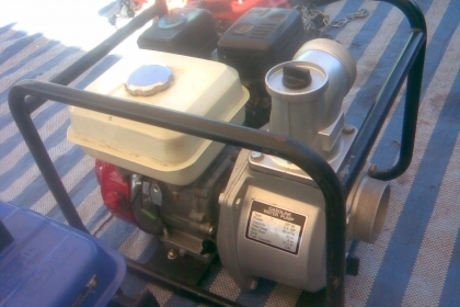 เครื่องสูบน้ำ 3 นิ้วสภาพเหมือนใหม่ครับ  ขนาดเครื่อง  6  แรง  สตาสครั้งเดียวติด  เสียงนิ่มครับ  ขนาดท่อ  3  นิ้ว   ราคานี้คุ้มครับ