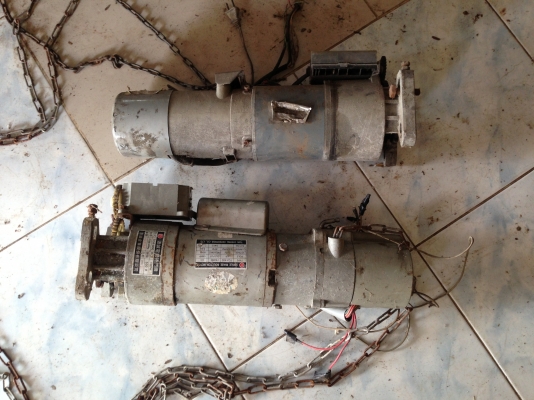 ขายมอเตอร์ดึงประตูม้วน ใช้ไฟบ้าน 220 V งานได้ มีอยู่ 6 ตัวครับ