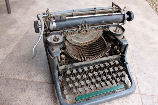 เครื่องพิมพ์ดีดภาษาอังกฤษรุ่นเก่า กว่า 50 ปี