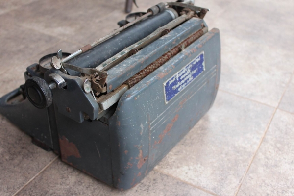 เครื่องพิมพ์ดีดภาษาอังกฤษรุ่นเก่า กว่า 50 ปี