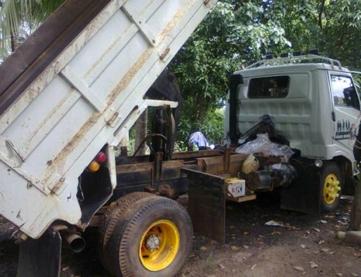 HINO KM777 - 117 HP WO4D หกล้อดั๊มพ์ กระบะดั๊มพ์เหล็ก 4 ตันความยาว 3.50 เมตรสภาพสวย เครื่องแห้งแรงดีเดิมๆไม่มีเยิ้ม หัวเก๋งสีสันบางเดิมไม่มีผุกร่อน ภายในคอนโซลครบพร้อม พวงมาลัยเพาเวอร์ ช่วงล่างคัชซีไม่มีดาม ยาง 8.25 ขอบ 16 สภาพดี 70\% พร้อมบรรทุกพร้อมใช้งา