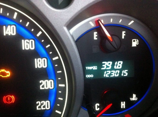 ISUZU D-MAX HI LANDER SPACECAB 2.5 Ddi i-TEQ MT ปี 50 รถบ้านสวยจัดรอบคันพร้อมใช้งาน ไม่เคยมีอุบัติเหตุ เครื่องแห้งแรงดี ภายในเก๋งคอนโซลสวยครบ CD MP3 พ.เพาเวอร์ ก.ไฟฟ้า กระจกมองข้างปรับไฟฟ้า บันไดข้าง กระบะปูพื้นยางลายเนอร์ ล้อแม็กลายสวย ยางสภาพดี 70\% พร้อ