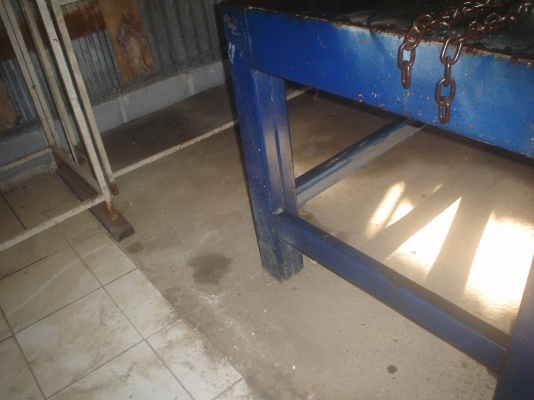 โต๊ะเหล็ก พื้นเหล็ก ขาเหล็ก แข็งแรง กว้าง มีปากกาใหญ่หนา