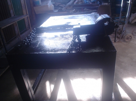 โต๊ะเหล็ก พื้นเหล็ก ขาเหล็ก แข็งแรง กว้าง มีปากกาใหญ่หนา