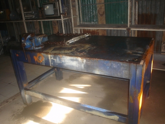 โต๊ะเหล็ก พื้นเหล็ก ขาเหล็ก แข็งแรง กว้าง มีปากกาใหญ่หนา