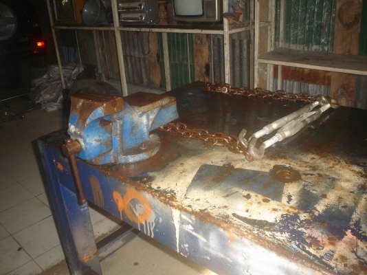 โต๊ะเหล็ก พื้นเหล็ก ขาเหล็ก แข็งแรง กว้าง มีปากกาใหญ่หนา