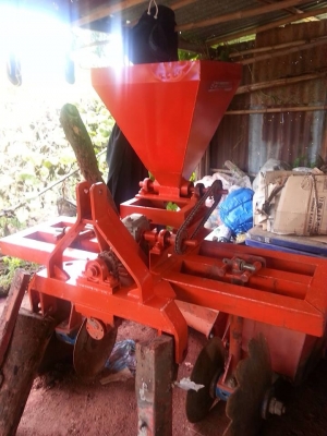 เครื่องหยอดปุ๋ย ตราช้างแท้ สภาพดีมาก ใหม่95\%