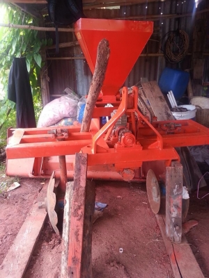 เครื่องหยอดปุ๋ย ตราช้างแท้ สภาพดีมาก ใหม่95\%