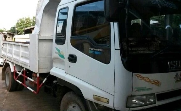 ISUZU DECA 210 HP 6HH1 หกล้อดั๊มพ์ กระบะดั๊มพ์เหล็ก 6 ตันความยาว 3.60 เมตรสภาพสวย เครื่องแน่นแรงดีเดิมๆไม่มีเยิ้ม ภายในเก๋งคอนโซลสวยครบพร้อม แอร์เย็น พวงมาลัยเพาเวอร์ ระบบเบรคทริ๊ปฟี้ ช่วงล่างแน่นคัชซีสวยทั้งเส้นไม่มีดาม ยาง 8.25 ขอบ 16 สภาพดี 70\% พร้อมบร