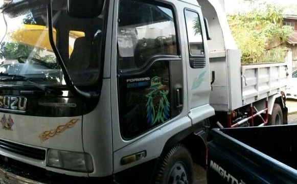ISUZU DECA 210 HP 6HH1 หกล้อดั๊มพ์ กระบะดั๊มพ์เหล็ก 6 ตันความยาว 3.60 เมตรสภาพสวย เครื่องแน่นแรงดีเดิมๆไม่มีเยิ้ม ภายในเก๋งคอนโซลสวยครบพร้อม แอร์เย็น พวงมาลัยเพาเวอร์ ระบบเบรคทริ๊ปฟี้ ช่วงล่างแน่นคัชซีสวยทั้งเส้นไม่มีดาม ยาง 8.25 ขอบ 16 สภาพดี 70\% พร้อมบร