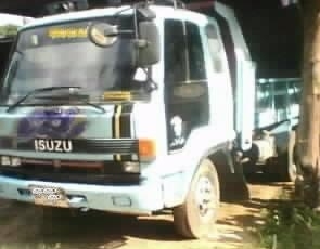 ISUZU ROCKY 175 HP 6BG1 หกล้อดั๊มพ์ กระบะดั๊มพ์เหล็ก 6 ตันความยาว 3.60 เมตรสภาพดี เครื่องแน่นแรงดีไม่เยิ้ม ภายในเก๋งคอนโซลครบพร้อมไม่มีผุกร่อน พวงมาลัยเพาเวอร์ ระบบเบรคทริ๊ปฟี้ ช่วงล่างคัชซีไม่แตกไม่ดาม ยาง 8.25 ขอบ 16 สภาพดี 70\% พร้อมบรรทุกพร้อมใช้งาน เอ