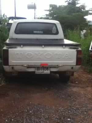 toyota hilux ln 40 4 ประตู