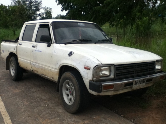 toyota hilux ln 40 4 ประตู