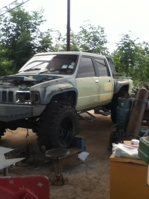 toyota hilux ln 40 4 ประตู