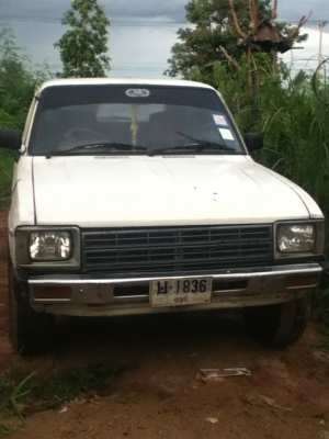 toyota hilux ln 40 4 ประตู