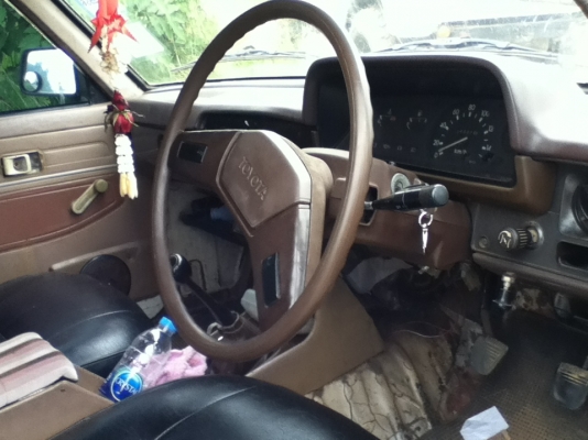 toyota hilux ln 40 4 ประตู