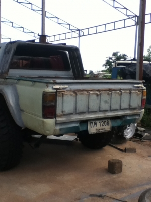 toyota hilux ln 40 4 ประตู