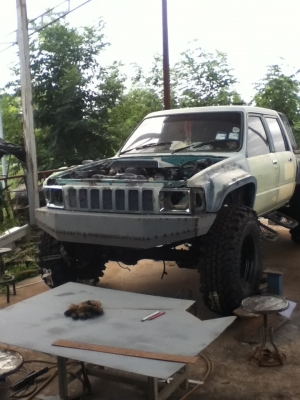 toyota hilux ln 40 4 ประตู