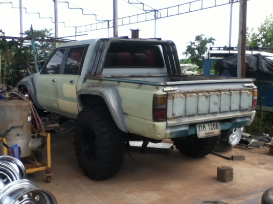 toyota hilux ln 40 4 ประตู