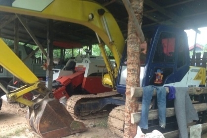 KOBELCO MARK III SK-120 รถบอดี้สวยพร้อมใช้งานได้เลยครับ เครื่องเดิมปั๊มเดิมแห้งดีแรงดีไม่มีเยิ้ม ภายในเก๋งสะอาดอุปกรณ์ภายในครบพร้อม ภายนอกบูมอาร์มสวยไม่มีปะไม่มีดาม เอวแน่นดี ช่วงล่างเต็มดีโรลเลอร์ โซ่บูทใบแทรกหนาดีประมาณ 70\% พร้อมทำงานได้เลย เอกสารสัญญาซ