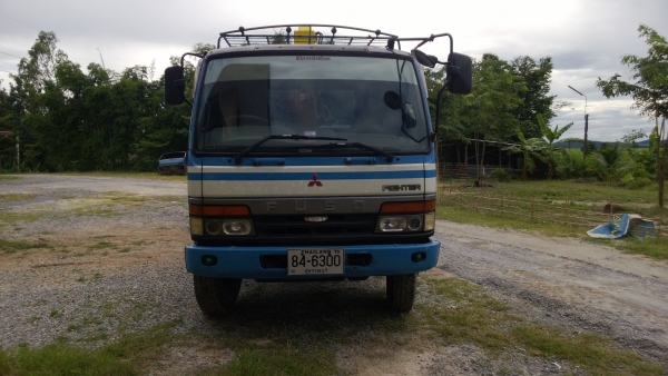 รถบรรทุกพร้อมเครรน