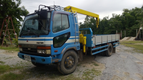 รถบรรทุกพร้อมเครรน