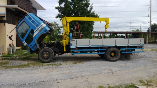 รถบรรทุกพร้อมเครรน