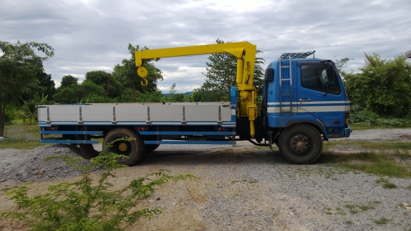 รถบรรทุกพร้อมเครรน