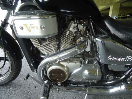 ขาย ชอปเปอร์ INTRUDER 750ทะเบียนแท้ปี 2539 เลขตอง 111 สภาพดีมาก เครื่องแน่น สมบูรณ์ทำการแจ้งลงเล่มเปลี่ยนเครื่อง HONDA SHADOW 750CC แล้วครับ เอกสารพร้อมโอนได้รับรอง100\% (ถ้าโอนไม่ได้ยินดีคืนเงินครับ) 80,000.- เท่านั้นครับ