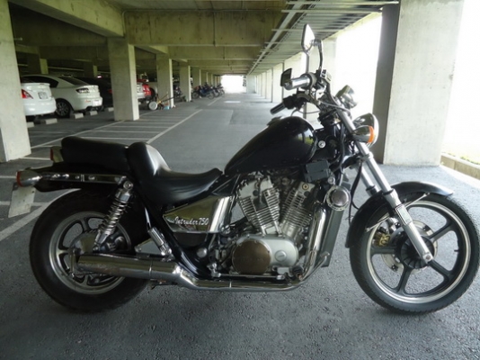 ขาย ชอปเปอร์ INTRUDER 750ทะเบียนแท้ปี 2539 เลขตอง 111 สภาพดีมาก เครื่องแน่น สมบูรณ์ทำการแจ้งลงเล่มเปลี่ยนเครื่อง HONDA SHADOW 750CC แล้วครับ เอกสารพร้อมโอนได้รับรอง100\% (ถ้าโอนไม่ได้ยินดีคืนเงินครับ) 80,000.- เท่านั้นครับ