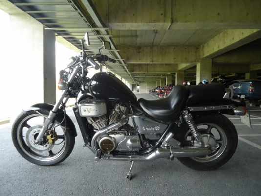 ขาย ชอปเปอร์ INTRUDER 750ทะเบียนแท้ปี 2539 เลขตอง 111 สภาพดีมาก เครื่องแน่น สมบูรณ์ทำการแจ้งลงเล่มเปลี่ยนเครื่อง HONDA SHADOW 750CC แล้วครับ เอกสารพร้อมโอนได้รับรอง100\% (ถ้าโอนไม่ได้ยินดีคืนเงินครับ) 80,000.- เท่านั้นครับ