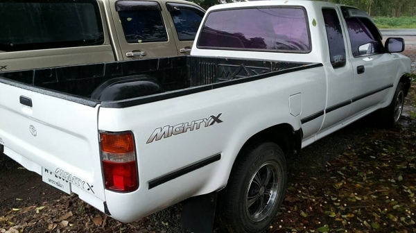 TOYOTA HILUX MIGHTY-X EXTRACAB 2.5 MT ปี 40 รถสวยจัดพร้อมใช้งาน เครื่องแน่นแรงดีเดิมๆไม่มีเยิ้ม ภายในเก๋งคอนโซลสวยครบพร้อม แอร์เย็น พวงมาลัยธรรมดา กระบะปูพื้นยางลายเนอร์อย่างสวย ล้อแม็กลายสวยมีให้พร้อม ยางสภาพดี 4 เส้นประมาณ 70\% พร้อมใช้งาน เอกสารทะเบียนภ