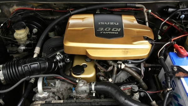 ISUZU D-MAX CAB4 RODEO LS 3.0 MT 4WD ปี 2003 รถสวยจัดพร้อมใช้งาน กระบะติดตั้งหลังคาแคร์รี่บอยครบพร้อมสภาพสวย เครื่องแน่นแรงดี ภายในเก๋งสวยครบพร้อม CD MP3 แอร์ พ.เพาเวอร์ ก.ไฟฟ้า กระจกมองข้างปรับไฟฟ้า บันไดข้าง ช่วงล่างยางสภาพดี 70\% พร้อมใช้งาน เอกสารทะเบี