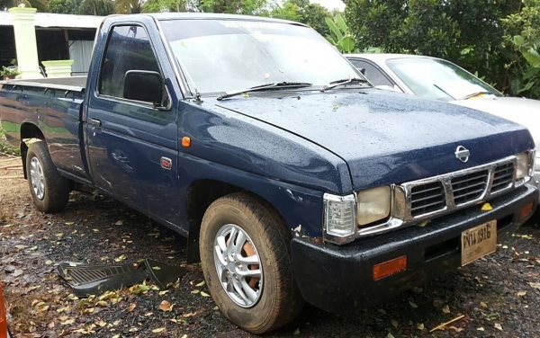 NISSAN BIG M SINGLE 2.5 MT BD25 ปี 39 จอโค้ง เครื่องฝาแดง รถสวยสภาพดีสุดๆพร้อมใช้งาน เครื่องแห้งแรงดีเดิมๆ ภายในเก๋งคอนโซลครบพร้อม แอร์เย็น พวงมาลัยธรรมดา กระบะไม่มีผุกร่อน ช่วงล่างคัชซีสวยไม่ผุ ยางสภาพดี 4 เส้นประมาณ 70\% พร้อมใช้งาน เอกสารทะเบียนภาษีเต็ม